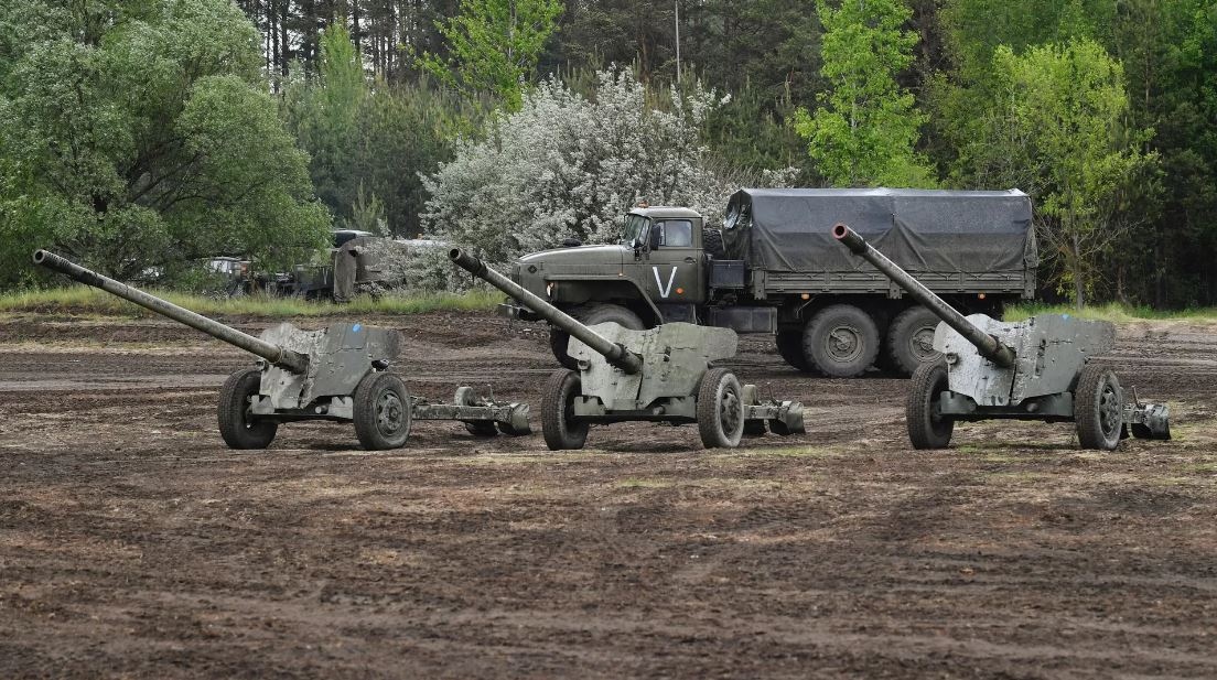 Pháo chống tăng MT-12 Rapira của Nga khai hỏa nhằm vào các vị trí của Ukraine
